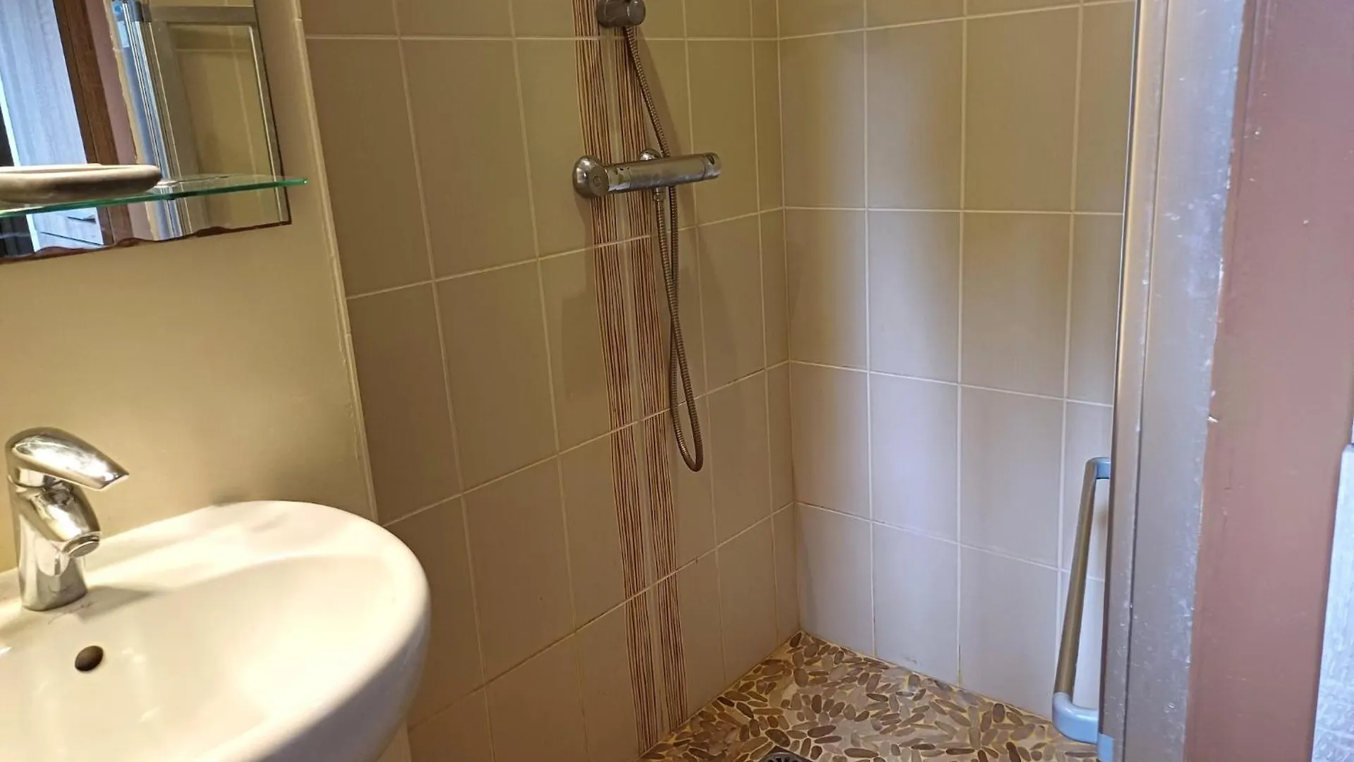 5 Bedroom, 2 Bathroom House Surzur 0*,